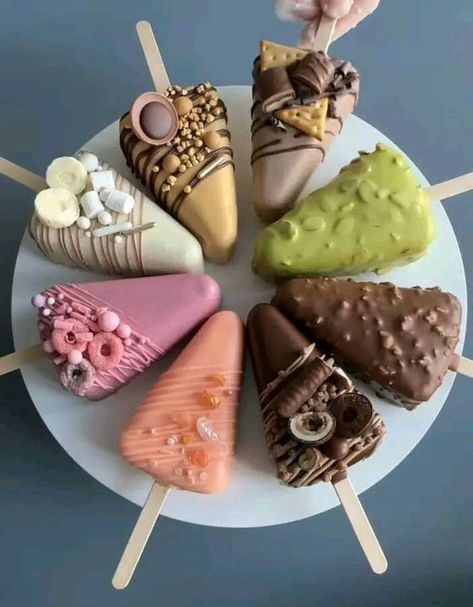 Cheesecake On A Stick Recipe, Tasty Food Recipes, Cheesecake Pops, Cake In A Cone, Dessert Restaurants, Beautiful Cake Designs, Yummy Ice Cream, Catering Ideas Food, Homemade Ice Cream Recipes