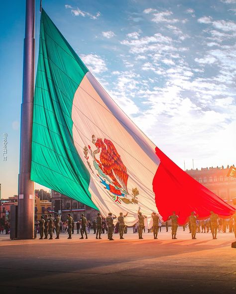 MI BANDERA 🤩😍🇲🇽 #miguel_kur7 De las mejores fotos que eh visto de un amanecer . Espero les guste 🤓 . . Colaboración @el.oscar.d  #gf_mexico… Mexican American Culture, Mexico Wallpaper, Mexico Culture, Mexican Flags, Background Photos, Mexican American, Mexican Culture, Cool Wallpaper, Louvre