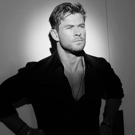 Chris Hemsworth Black And White, Chris Hemsworth Aesthetic, Tyler Rake, Greek Royal Family, Thor Odinson, Chris Hemsworth Thor, Australian Actors, Liam Hemsworth, Model Poses Photography