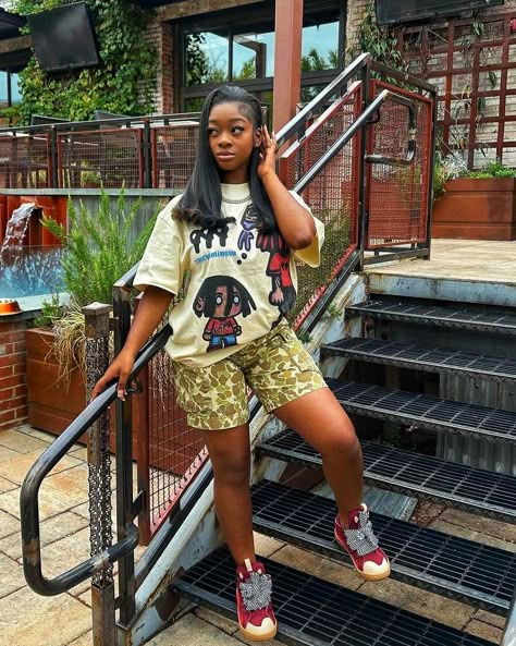 Cute Outfits For Summer For Women, Street Wear With Skirt, Vacation Comfy Outfits, 4th Of July Fits Black Women, Black Women Outfits Streetwear, Baggy Collared Shirt Outfit, Tan Streetwear Outfit, Brown Casual Outfits For Black Women, Khaki Pants Outfit Women Streetwear