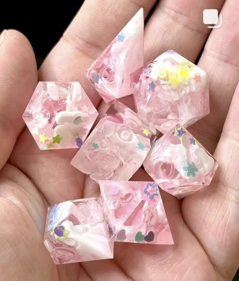 Girly Dungeons And Dragons, Dnd Dice Aesthetic, Dice Ideas, Cool Dnd Dice, Pretty Dice, Dice Dragon, Diy Dice, Dice Goblin, Custom Dice