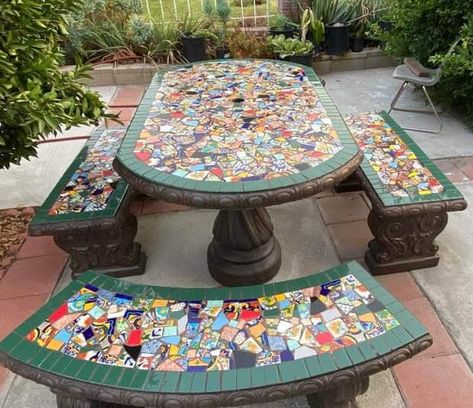 Mosaic Patio Table, Mosaic Furniture, Mosaic Art Diy, Tile Table, Mosaic Table Top, Mosaic Flower Pots, Garden Decor Projects, Mosaic Garden Art, Mosaic Art Projects