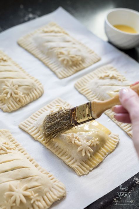 Delicious and flaky puff pastry hand pies filled with chicken, herbs, and Boursin cheese, perfect for an elegantly casual dinner. My teenagers love them and call them "gourmet hot pockets"! #puffpastry #gourmethotpocket #handpies Puff Pastry Hand Pies, Chicken Pasties, Chicken Puff Pastry, Chicken Herbs, Chicken Puff, Chicken Hand Pies, Boursin Chicken, Puff Pastry Pockets, Puff Pastry Chicken