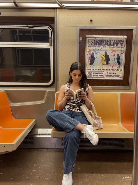 Nyc subway instagram pictures Nyc Taxi Photoshoot, New York City Subway Aesthetic, Nyc Street Photoshoot, Subway Poses, People In Subway, Subway Pictures, Subway Shoot, Subway Photos, Subway Photoshoot