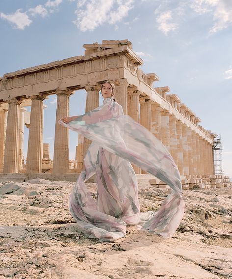 For Dior’s Cruise 2022 collection, the French maison traveled to ancient Greece for a fashion shoot at the Parthenon Greek Peplos, 12 Olympians, Ancient Greek Fashion, Women In Ancient Greece, Ancient Greece Fashion, Athens Fashion, Ancient Theatre, The Parthenon, Sky Summer