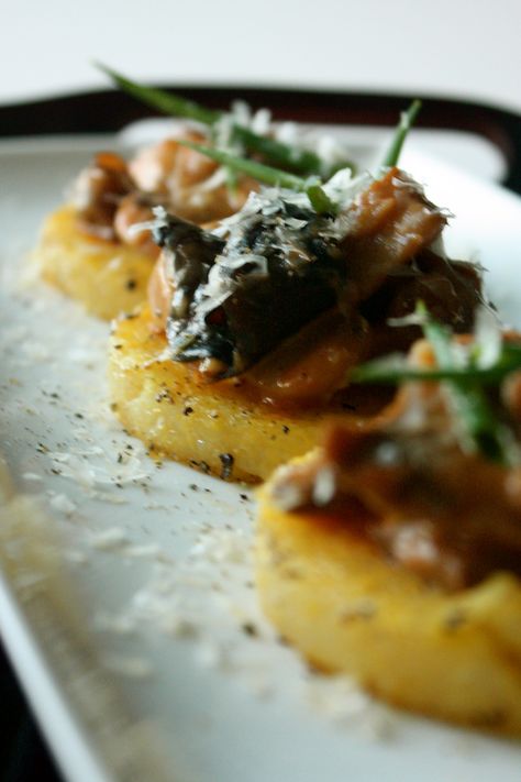 MUSHROOM "RAGU" over FRIED POLENTA CAKE [nutritiontokitchen] Fried Polenta Cakes, Fried Polenta, Polenta Frita, Mushroom Ragu, Polenta Fries, Polenta Cakes, Polenta Recipes, Nutritious Recipes, Polenta