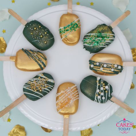 Green And Gold Cakesicles, Gold Cakesicles, Cake Sickles, Cakesicles Ideas, Cakes Gluten Free, Popsicles Cake, Lolly Cake, Port Mafia, Eid Cake