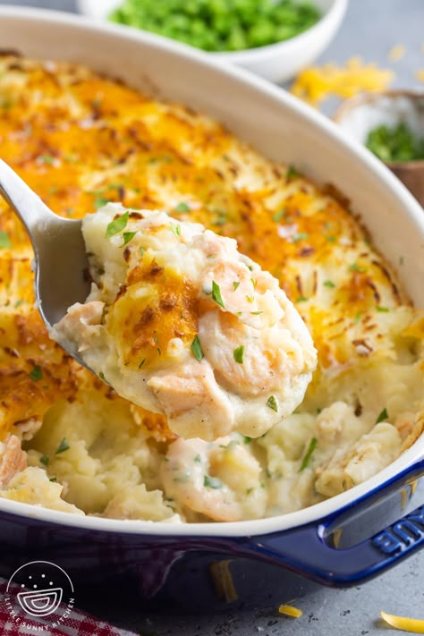 Classic British Fish Pie is straightforward and delicious savory seafood casserole topped with creamy, cheesy mashed potatoes. Cod And Mashed Potatoes, Seafood Shepherds Pie, Fisherman Pie Recipes, Cod Casserole Recipes, Best Fish Pie Recipe, Fish Gratin, Fish Casseroles, Fish Casserole Recipes, Fish Potatoes