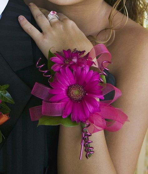 Prom Corsage Ideas, Formal Flowers, Corsage Diy, Prom Flowers Corsage, Dance Flowers, Homecoming Flowers, Homecoming Corsage, Prom Corsage And Boutonniere, Body Flowers