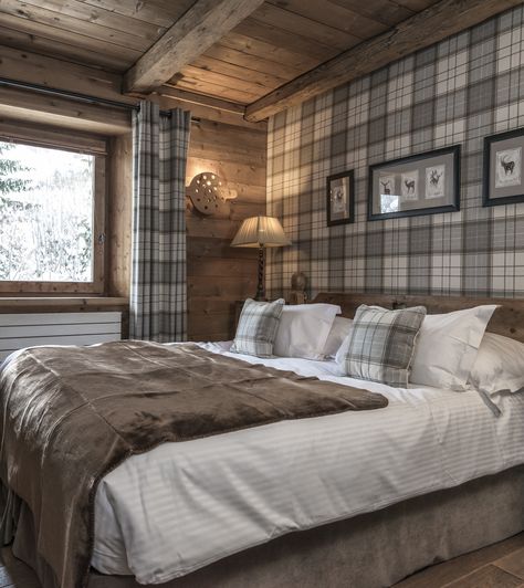 Grey Wallpaper Accent Wall, Chalet Bedroom, Classic Room, Mountain Interiors, Chalet Interior, Cabin Bedroom, Small Window, Basement Bedrooms, Cottage Bedroom