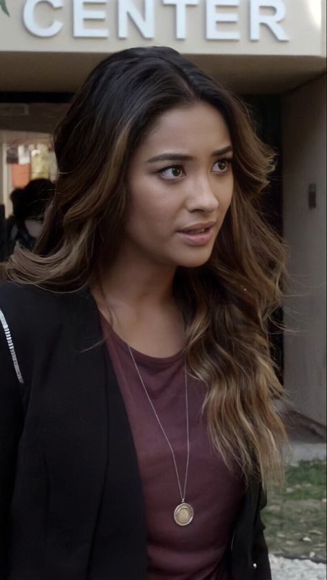 Shay Mitchell Hair Balayage, Shay Mitchell Hair Color, Emily Fields Hair, Pretty Little Liars Hairstyles, Pll Hair, Shay Mitchell Hair, Samsung Logo, Galaxy Core, Black Hair Balayage