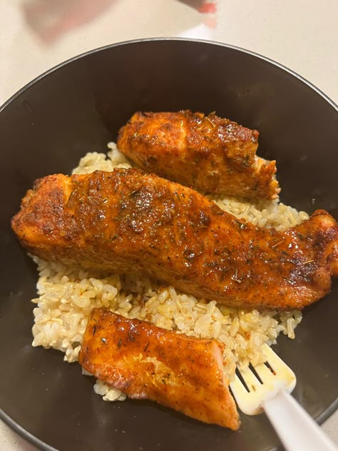 Cooked Salmon Aesthetic Food, Salmon Meals Aesthetic, Salmon Salad Aesthetic, Fish Dinner Aesthetic, Salmon Bowl Aesthetic, Salmon Dinner Aesthetic, Fish Aesthetic Food, Lunch Aesthetic School, Salmon And Rice Bowl