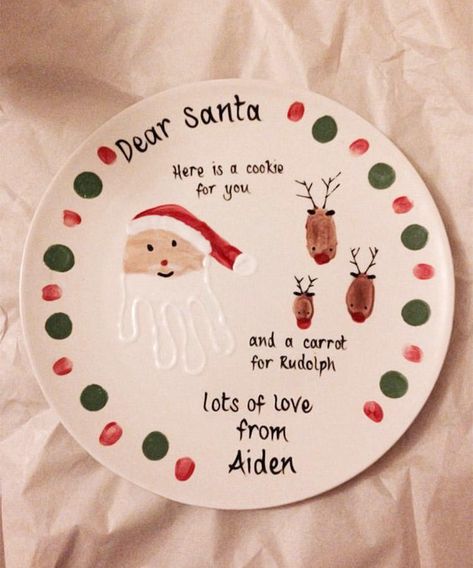 18 Festive Christmas Crafts for Toddlers Diy Christmas Plate, Handprint Reindeer, Easy Christmas Crafts For Toddlers, Craft Frame, Baby Christmas Crafts, Christmas Crafts For Toddlers, Reindeer Craft, Preschool Christmas Crafts, Christmas Gifts For Parents