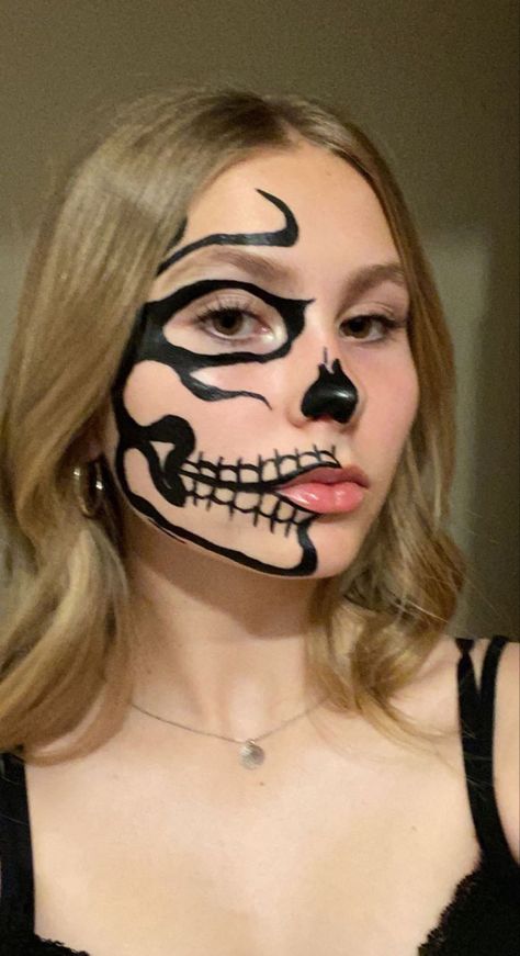 Ghost Face Make Up Looks, Face Painting Skeleton, Aesthetic Painting Halloween, Halloween Caveira, Face Paint Aesthetic Ideas, Cool Face Paint Ideas Halloween, Makeup Ideas Scary, Skull Easy Makeup, Skull Face Paint Aesthetic