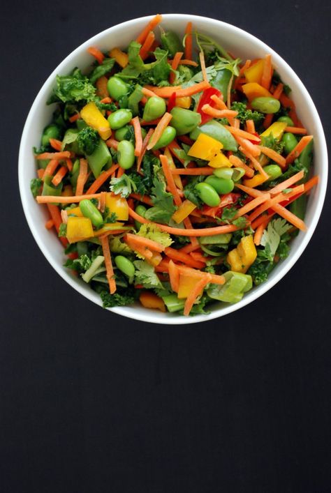 Asian Kale Salad with Edamame Asian Kale Salad, Asian Kale, Salad With Edamame, Edamame Recipe, Veggie Bowl Recipe, Edamame Salad, Quinoa Bowls, Vegan Entree, Dark Leafy Greens