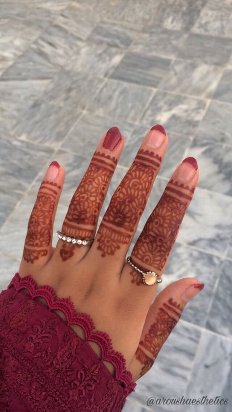 Nails With Mendhi, Henna On Nails Only, Mehendi Nails Art, Henna For Nails, Henna Nail Polish, Lebanese Henna Designs, Nail Henna Design, Nail Art With Mehendi, Henna Nails Design