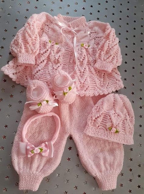 Baby Dungarees Pattern, Sweater Knitting Designs, Baby Knitting Patterns Free Newborn, Knitted Baby Outfits, Crochet Baby Jacket, Crochet Baby Sweaters, Baby Boy Knitting Patterns, Crochet Baby Sweater