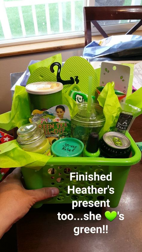 Green Gift Basket Ideas, Green Themed Gift Baskets, Birthday Baskets, Bestie Christmas, Teen Girl Birthday Gifts, Green Snacks, Boys Easter Basket, Green Basket