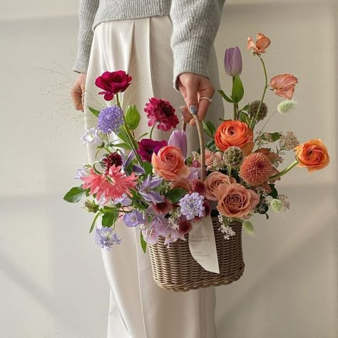 Basket Flower Arrangements, Diy Bouquet Wrap, Spring Floral Arrangements, Boquette Flowers, Flower Gift Ideas, Flower Vase Arrangements, Flower Bar, Floral Baskets, Flowers Bouquet Gift