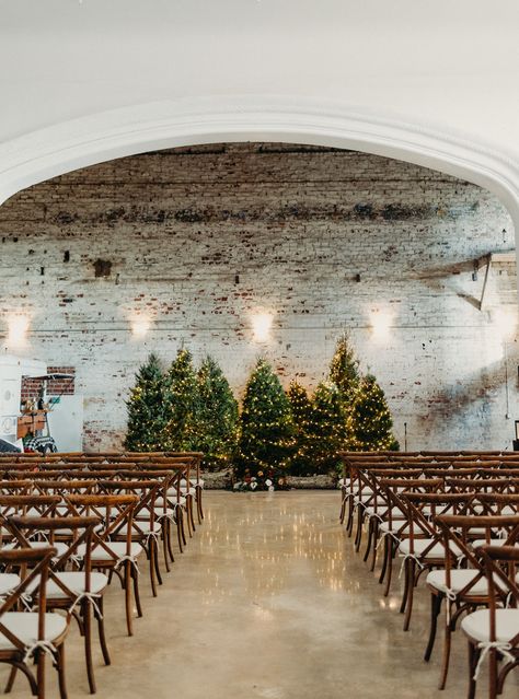 Winter Wedding Outdoor, Christmas Wedding Ceremony, Christmas Wedding Themes, Wedding Alters, Christmas Tree Background, Nye Wedding, January Wedding, Winter Wedding Decorations, December Wedding