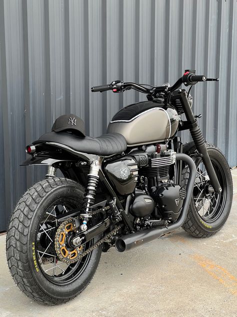 Triumph Speed Twin Custom, Bike Tank Design, Triumph Street Twin Custom, Triumph Speed Twin, Honda Nighthawk, Custom Triumph, Custom Bikes Cafe Racers, Triumph Street Twin, Triumph Cafe Racer