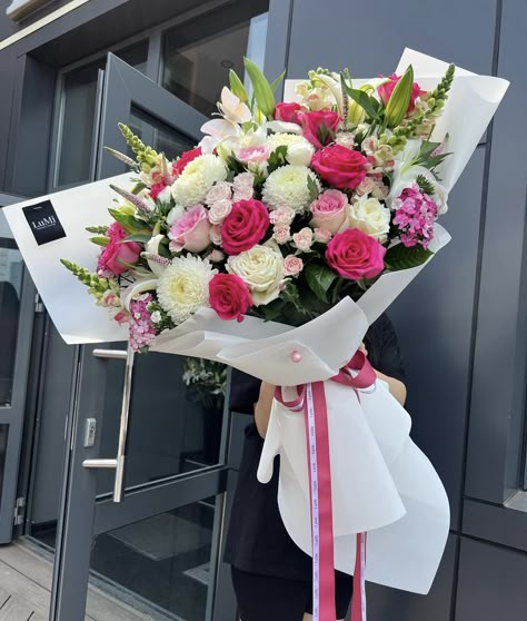 Big Bouquet Of Flowers Aesthetic, Big Flower Bouquet Aesthetic, Graduation Flowers Bouquet Gift, Graduation Flowers Bouquet, Bucket Flowers, Flower Bouquet Aesthetic, Big Bouquet, Bouquet Aesthetic, Graduation Flowers