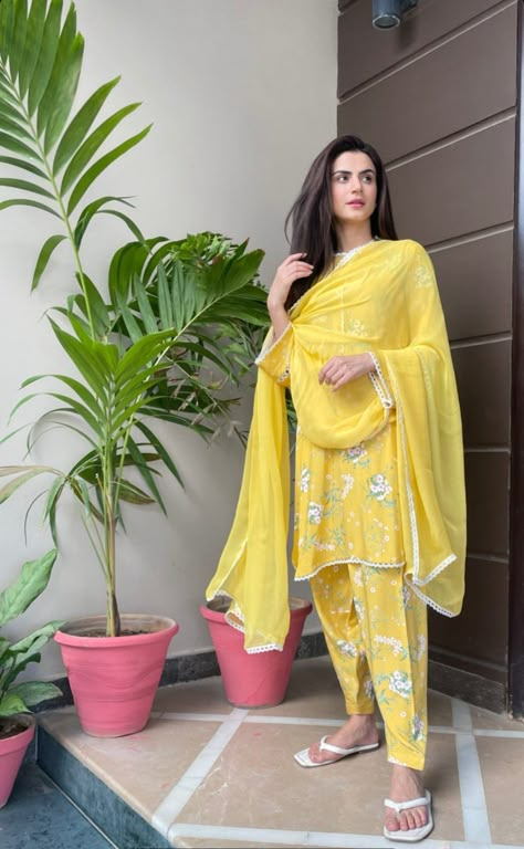 Disco Themed Outfits, Style Outfits Summer, Cotton Suit Designs, Summer Vibes Aesthetic, Outfits Simple, Beautiful Casual Dresses, Pakistani Fashion Casual, Casual Indian Fashion, Desi Fashion Casual