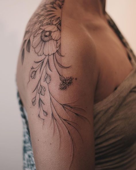 Top Of Shoulder Tattoo, Name Flower Tattoo, Shoulder Blade Tattoo, Shoulder Piece, Wildflower Tattoo, Beautiful Flower Tattoos, Flower Tattoo Shoulder, Delicate Tattoo, Shoulder Tattoos For Women