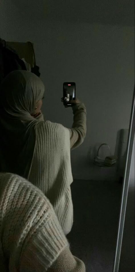 Hijabi Blurry Pics, Faceless Hijabi Pfp, No Face Hijabi Pictures, Hijabi Pfp Aesthetic, Hijabi Aesthetic Pics, Hijabi Back Pose, Black Hijabi Aesthetic Faceless, Hijabi Aesthetic Faceless Dark, Hijabi Pfp No Face