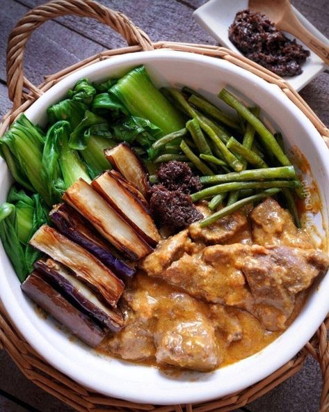 28 Filipino Recipes That Are Absolutely Worth Feasting On Pilipino Recipe, Best Filipino Recipes, Filipino Kitchen, Recipes Filipino, Pinoy Dishes, Easy Filipino Recipes, Philippine Cuisine, Filipino Recipe, Kare Kare