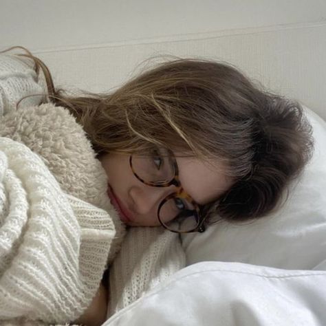 𝒫 on Twitter: "living in a peaceful place… " Glasses Inspiration, Laying In Bed, Grunge Outfit, Girls With Glasses, American Beauty, Her Eyes, Aesthetic Grunge, French Girl, Insta Photo Ideas