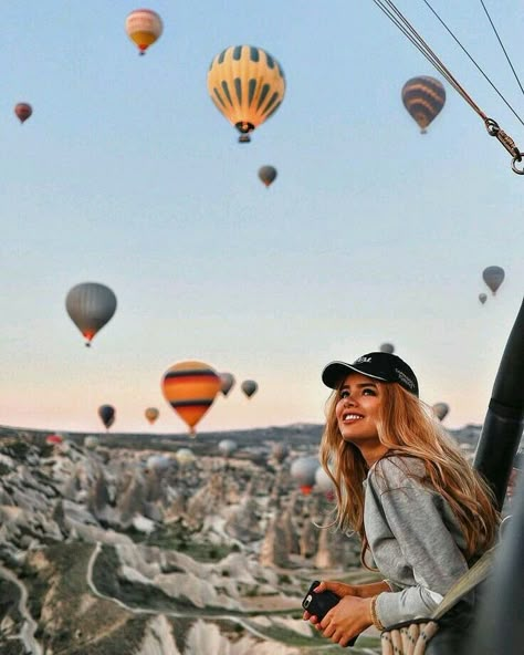 Capadocia Turkey Photography, Capadocia Photo Ideas, Capadocia Outfit, Cappadocia Turkey Outfit, Hot Air Balloon Outfit Ideas, Capadocia Aesthetic, Cappadocia Photoshoot, Cappadocia Outfit, Capadocia Turkey