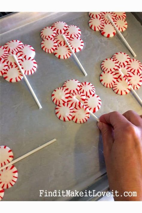 Gingerbread house hacks! - A girl and a glue gun Diy Christmas Treats, Diy Stocking, Christmas Treats For Gifts, Diy Christmas Candy, Christmas Candy Gifts, Diy Stocking Stuffers, Diy Stockings, Easy Diy Christmas Gifts, Gifts For Parents