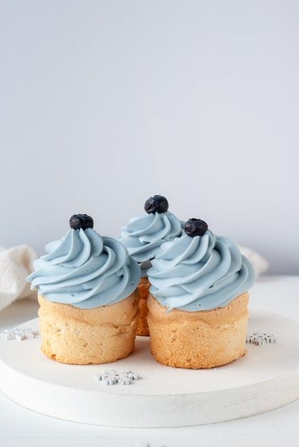 Light Blue Beige Aesthetic, Light Blue Cupcakes, Blue And White Food, Light Blue Food, Light Blue Birthday, Blue Bakery, Bakery Table, Cream Plates, Blue Aesthetics