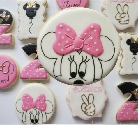 Minnie Mouse Decorated Cookies, Minnie Cookies Decorated, Disney Sugar Cookies, Icing Cookies Ideas, Cookie Flooding, Mini Mickey Mouse, Christmas Basket Ideas, Mouse Cookies, Birthday Sugar Cookies