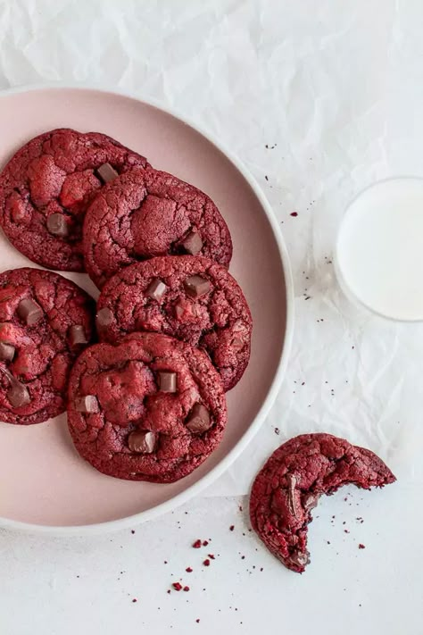 Cookie Product Design, Red Velvet Cookies Photography, Photo Cookies Ideas, Cookies Pictures Ideas, Cookies Photoshoot, Recipes For Pumpkin, Red Velvet Chocolate Chip Cookies, Cookies Photography, Red Velvet Chocolate