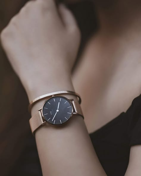 This watch is Classy and very fashionable. Awesome for everyday wear and work. even goes well with dresses for night events. #rose_gold #watch Classy Womens Watches, Daniel Wellington Rose Gold, Watches For Women Classy, Daniel Wellington Petite, Wrist Watches For Women, Daniel Wellington Women, Watches Women Simple, Classy Watches, Timepiece Design