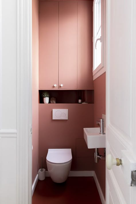 Pink Wall Ideas, Clawfoot Tub Ideas, Small Bathroom Renos, Wc Ideas, Small Downstairs Toilet, Clawfoot Tubs, Pink Toilet, Toilet Room Decor, Wc Design