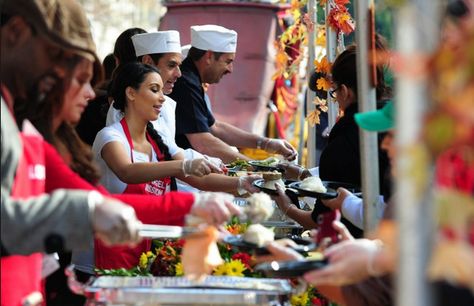 Kim Kardashian volunteering at a soup kitchen on Thanksgiving Soup Kitchen, Homeless People, Kim Kardashian, Couple Goals, Thanksgiving, Good Things, Couple Photos