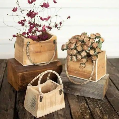 Creative Ways to Use Leftover Wood Efficiently Wooden Purse, Deco Champetre, Scrap Wood Projects, Favorite Flower, Wood Planters, Deco Floral, Antique Farmhouse, Flower Plant, Recycled Wood