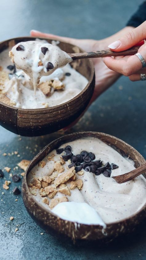 Vegan Smores, Bowl Recipes Easy, Acai Bowls Recipe, Ice Cream For Breakfast, Juice Smoothies Recipes, Coconut Bowls, Coconut Bowl, Smoothie Bowl Recipe, Vegan Ice Cream