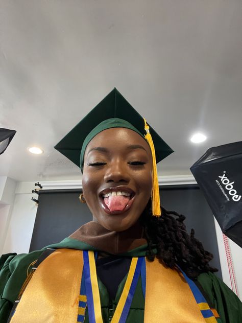 Black Educated Woman, Locs Graduation Cap, Graduation Aesthetic Black Women, College Aesthetic Black Women, Graduation Picture Hairstyles, Graduating University, Black Graduates, Grad Picture Ideas, College Graduation Pictures Poses