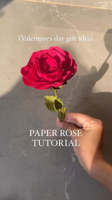 Rose Crafts, Personalised Gifts Diy, Rose Tutorial, Instruções Origami, Paper Flower Crafts, Pinterest Diy Crafts, Diy Roses, Handmade Paper Crafts, Paper Flowers Craft