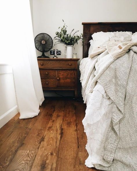 Relaxed Neutral Bedroom With Dark Wooden Floors, Wooden Furniture And Light Natural Bedding Dark Wooden Floor, Interior Design Minimalist, Decoration Bathroom, Wooden Floors, Interior Kitchen, Neutral Bedroom, Farmhouse Bedroom Decor, Design Del Prodotto, Interior Styles