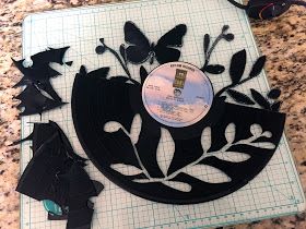 Gwen Lafleur tutorial: Creating a Vinyl Record Clock with StencilGirl Products Recycled Records, Vinyl Record Projects, Vinyl Records Diy, Newspaper Ideas, Records Diy, Vinyl Record Crafts, Make A Clock, Record Crafts, Record Bowls