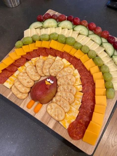 Thanksgiving Fruit And Cheese Platter, Turkey Cheese Platter Thanksgiving, Thanksgiving Catering Display, Charcuterie Boards Thanksgiving, Friendsgiving Ideas Food Appetizers, Preschool Thanksgiving Feast Food Ideas, Thanksgiving Platters Appetizers, Cute Halloween Charcuterie Board, Kid Friendly Thanksgiving Appetizers