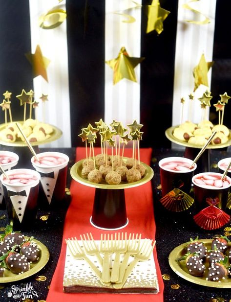 5 Easy Oscar Party Ideas ⋆ Sprinkle Some Fun The Oscars Theme Party, Oscars Theme Party Outfit, Oscar Party Food, Theme Party Outfit Ideas, Oscar Party Ideas, Oscar Party Decorations, Hollywood Glamour Party, Hollywood Decorations, Oscars Theme Party