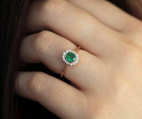 Rose Gold Emerald Ring With Diamond, Rose Gold Solitaire Emerald Ring, Elegant Round Emerald Ring With Single Diamond, Green Wedding Ring With Single Diamond, Emerald Ring With Brilliant Round Cut For Proposal, Rose Gold Emerald Ring With Prong Setting, Round Cut Emerald Ring For Proposal, Diamond Emerald Ring For Proposal, Rose Gold Emerald Ring With Brilliant Cut