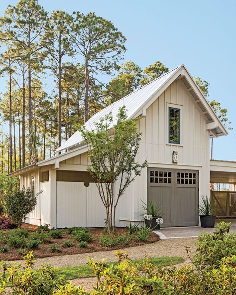 Mission Style Homes, Farmhouse Exterior Design, Palmetto Bluff, Southern Living Homes, Garage Apartments, Door Inspiration, Red Hill, House Beach, Modern Farmhouse Exterior