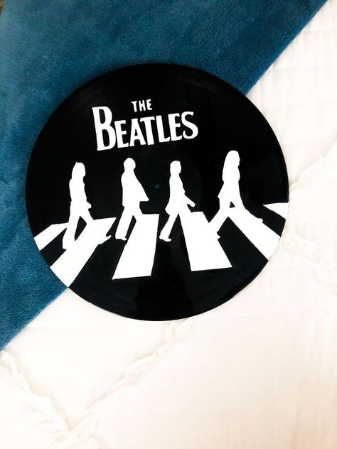 Record Painting Ideas, Painted Vinyl Record, Vinyl Record Painting, Vinyl Record Art Ideas, Painted Records, Vinyl Paintings, Record Ideas, Painted Vinyl Records, Cd Wall Art